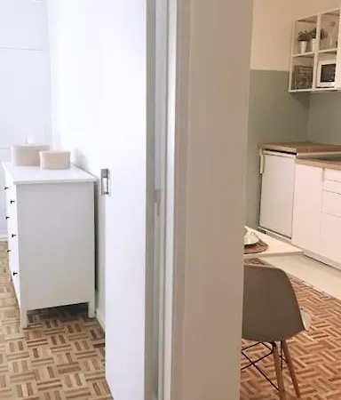 20 Min From Downtown Train Apartment