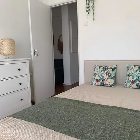 20 Min From Downtown Train *